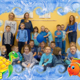 Wkręć się w autyzm, niebieskie zdjęcie przedszkolaków