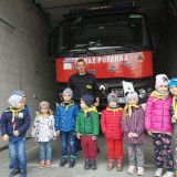 Bajkowe przedszkolaki z wizytą w Straży Pożarnej