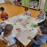 Przedszkolaki robią ekologiczną siatkę na zakupy